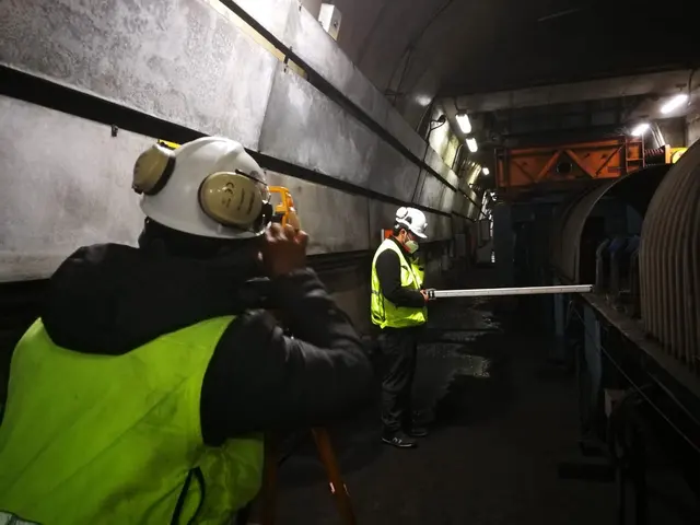 Medición de alineamiento con nivel en un túnel industrial