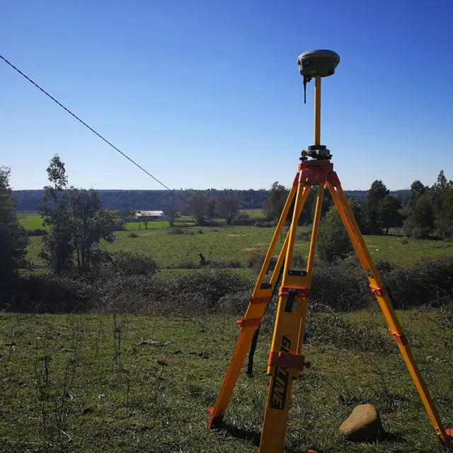 Antena GNSS sobre trípode en un predio rural